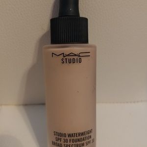 MAC Studio Waterweight Foundation